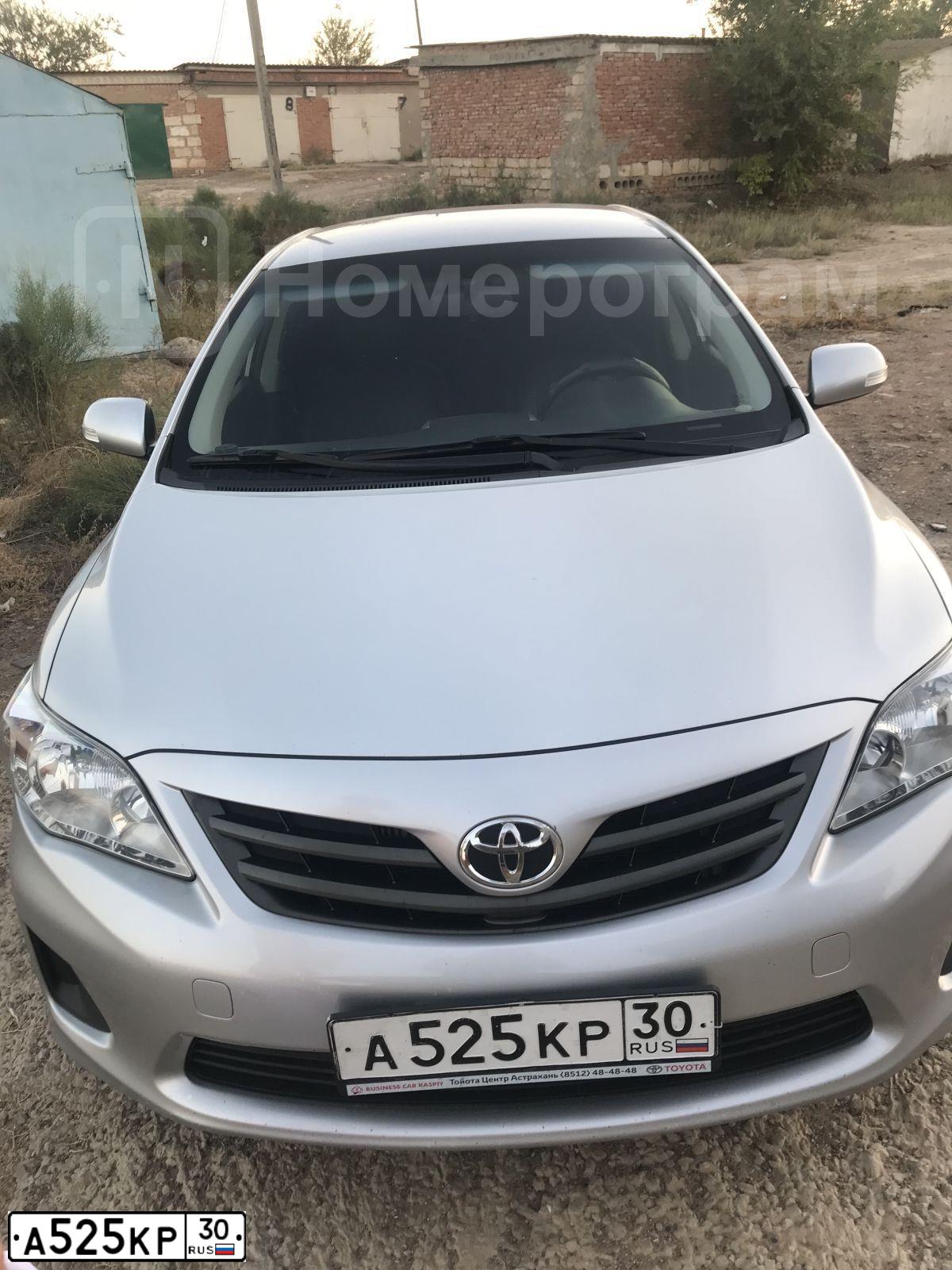 Фото автомобиля TOYOTA COROLLA, 2012 — госномер А525КР30. Цвет: Серебристый