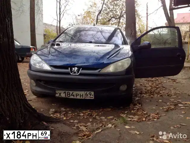 Фото автомобиля PEUGEOT T 206, 2002 — госномер У705ХА750. Цвет: СИНИЙ