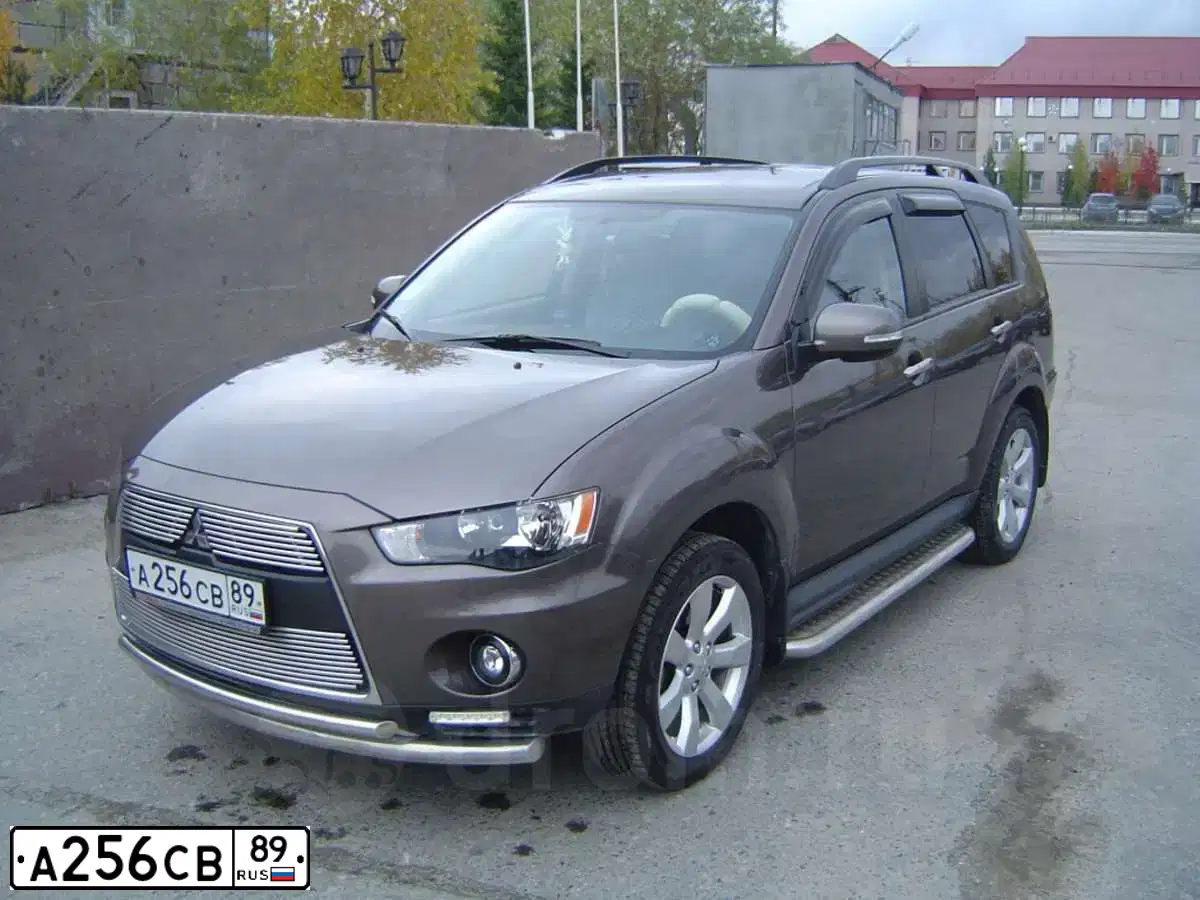 Фото автомобиля MITSUBISHI OUTLANDER, 2010 — госномер А256СВ89. Цвет: Коричневый