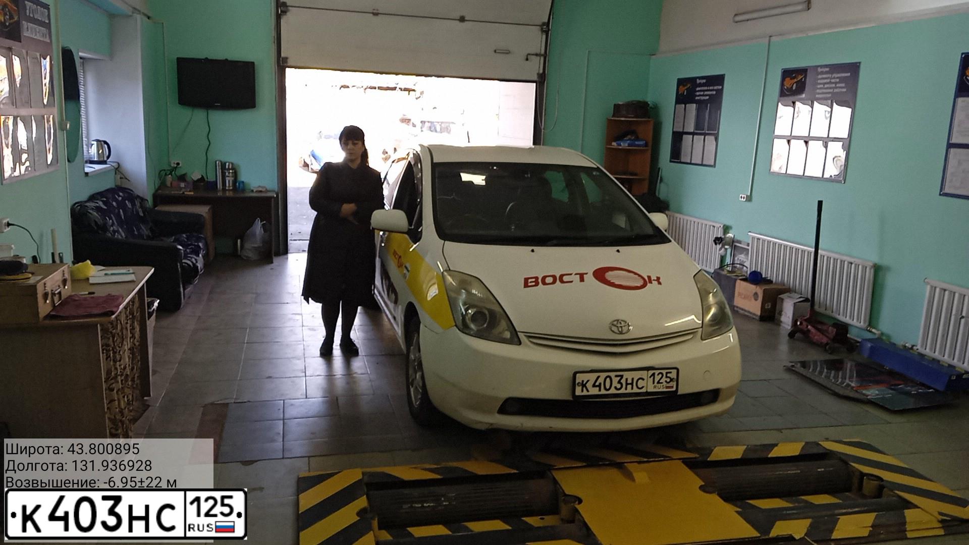 Фото автомобиля TOYOTA PRIUS, 2011 — госномер К403НС125