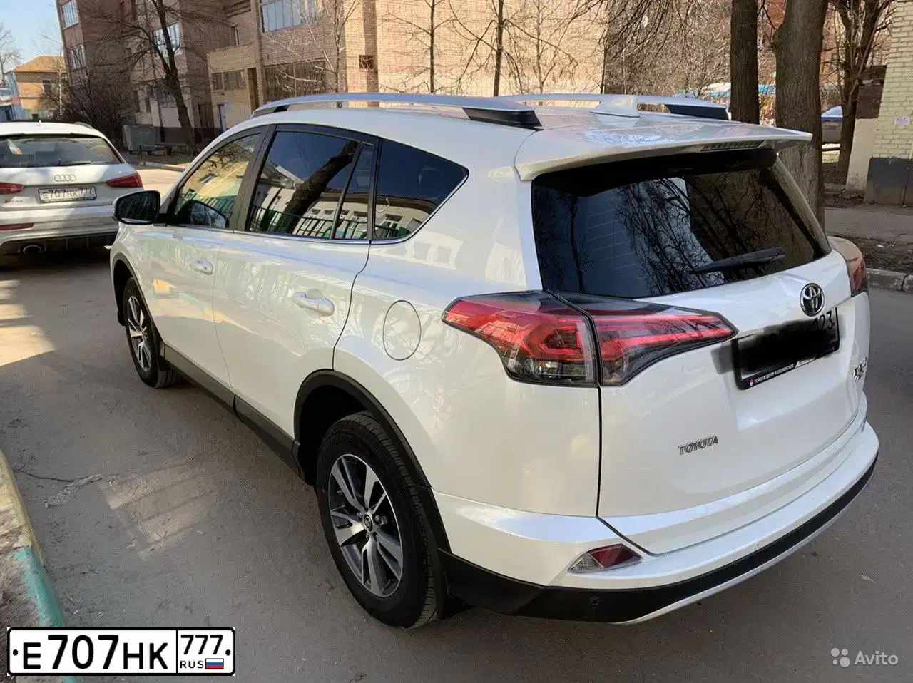 Фото автомобиля AUDI RS Q3, 2015 — госномер Е707НК777. Цвет: Белый