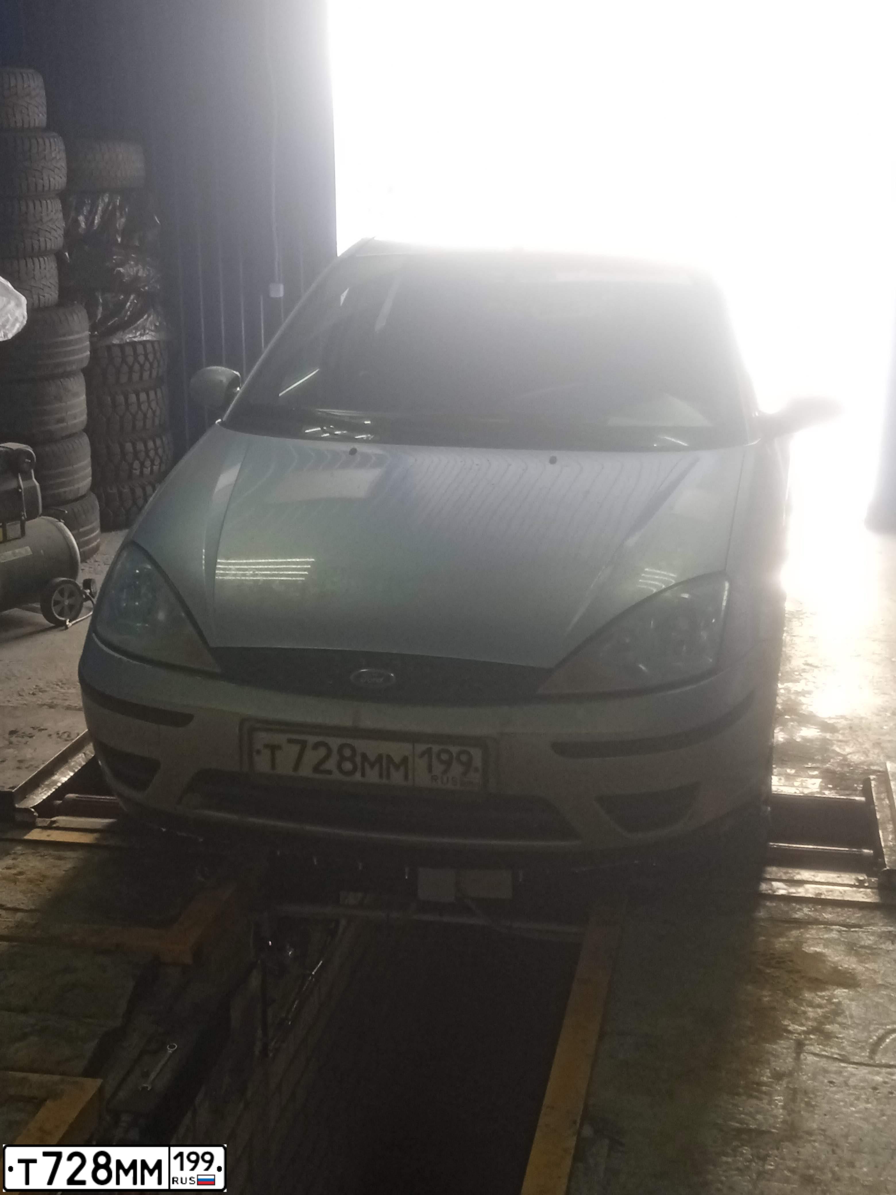Фото автомобиля FORD FOCUS, 2005 — госномер Е616ЕО199. Цвет: Серебристый
