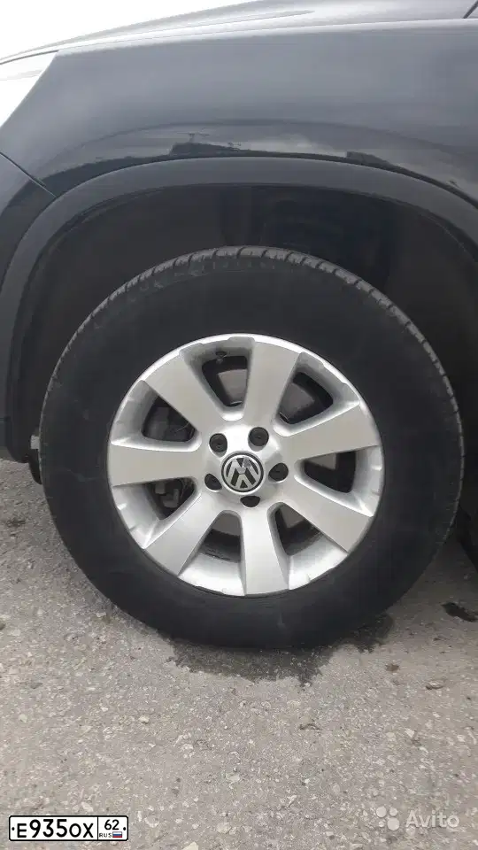 Фото автомобиля VOLKSWAGEN TIGUAN, 2011 — госномер К190ТТ62. Цвет: ЧЕРНЫЙ