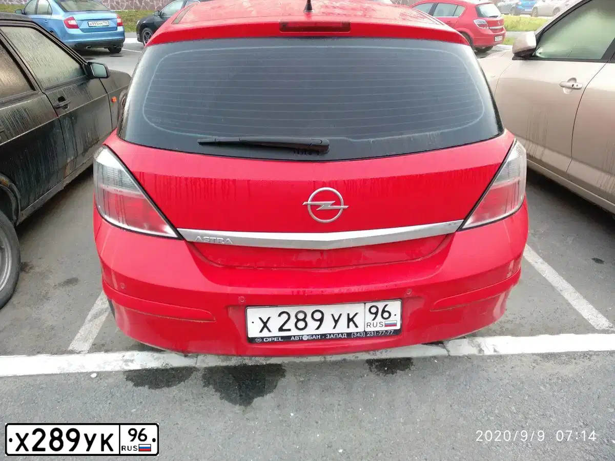 Фото автомобиля OPEL ASTRA, 2012 — госномер Х289УК96. Цвет: Красный