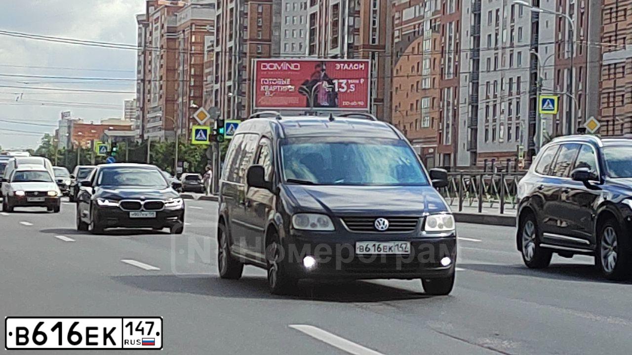 Фото автомобиля VOLKSWAGEN CADDY, 2009 — госномер В616ЕК147. Цвет: СИНИЙ