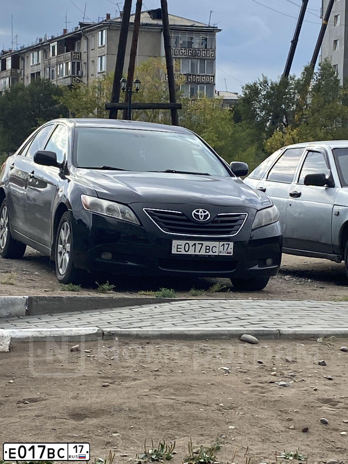 Фото автомобиля TOYOTA CAMRY, 2008 — госномер Е017ВС17. Цвет: ЧЕРНЫЙ
