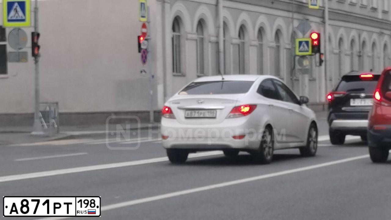 Фото автомобиля TOYOTA RAV4, 2018 — госномер А871РТ198. Цвет: Светло-коричневый металлик