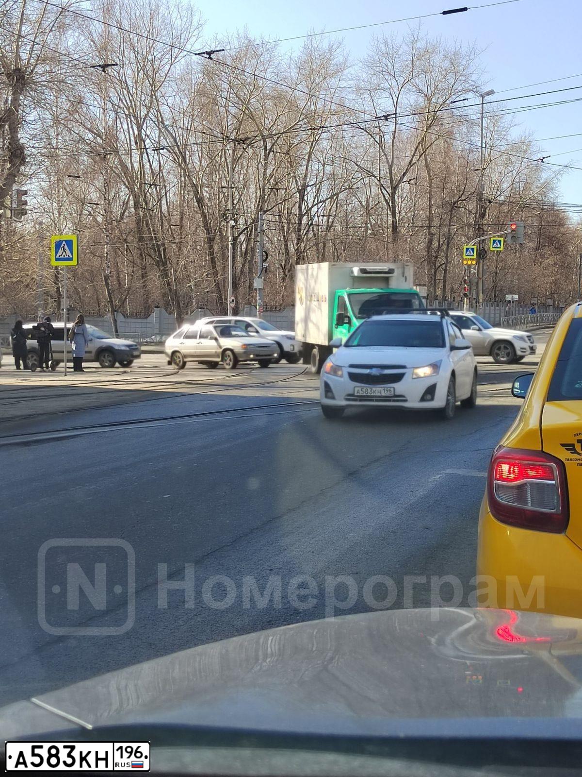 Фото автомобиля CHEVROLET CRUZE, 2013 — госномер А583КН196. Цвет: Белый