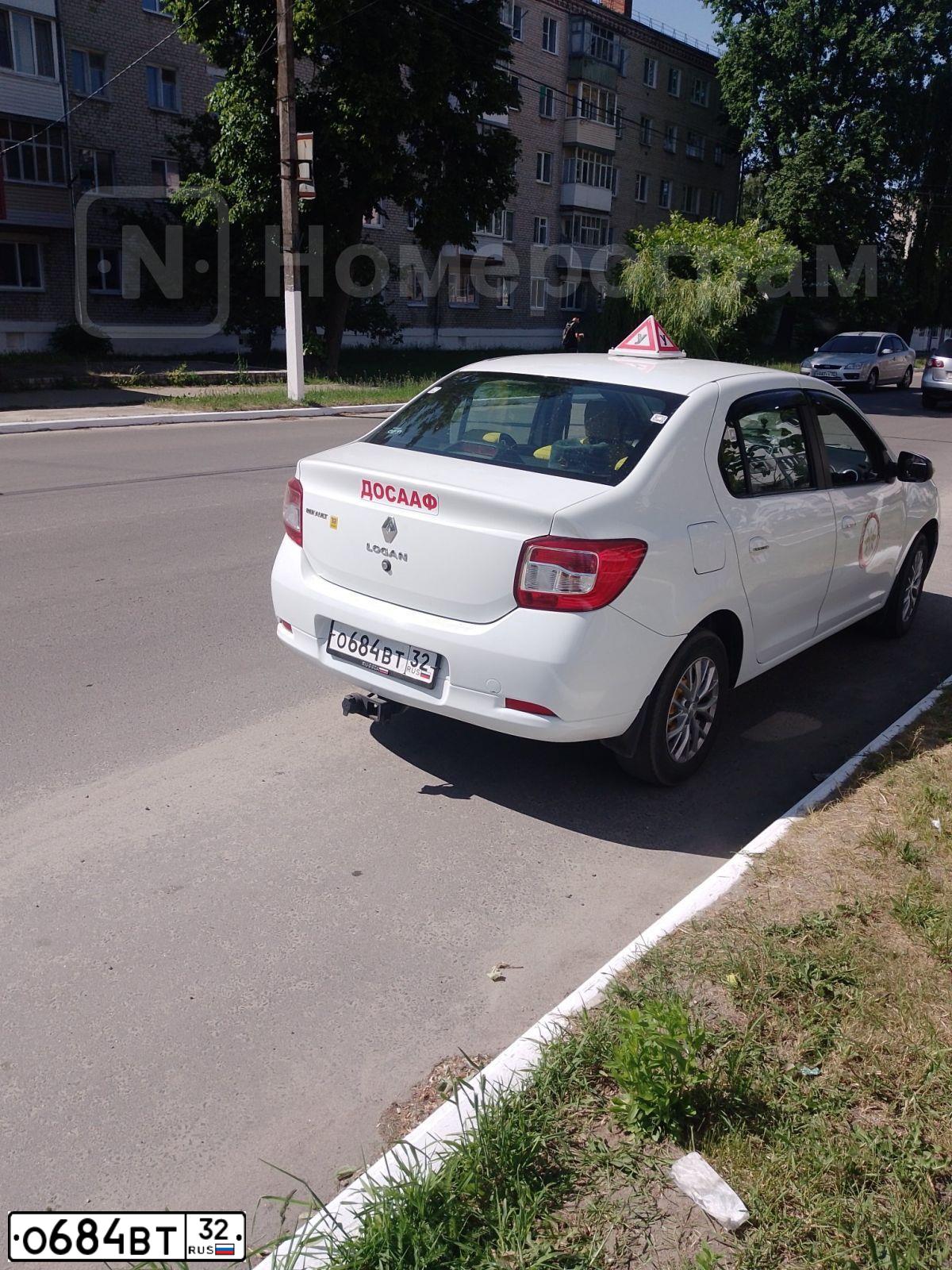 Фото автомобиля RENAULT LOGAN, 2014 — госномер В232ВО750. Цвет: Белый