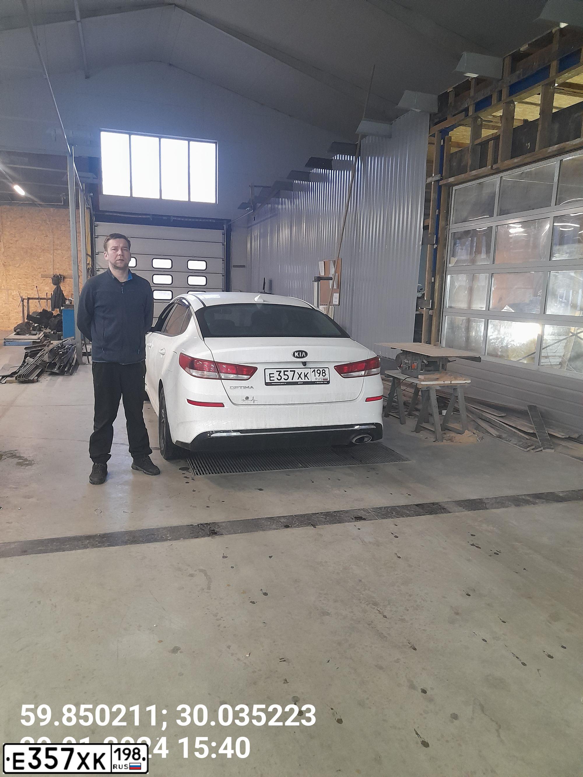 Фото автомобиля KIA MAGENTIS / OPTIMA, 2019 — госномер Е357ХК198. Цвет: Белый