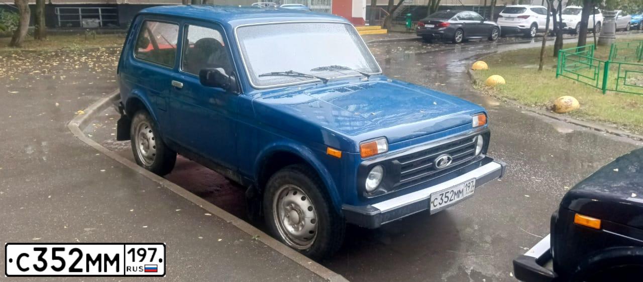 Фото автомобиля LADA 2121 NIVA, 2012 — госномер С352ММ197. Цвет: сине-зеленый
