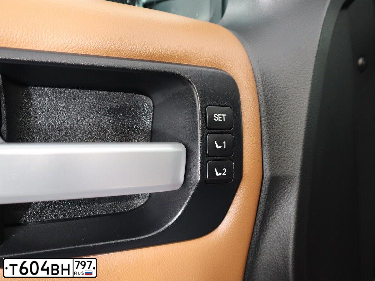 Фото автомобиля TOYOTA SEQUOIA, 2013 — госномер Е136СС799. Цвет: ЧЕРНЫЙ