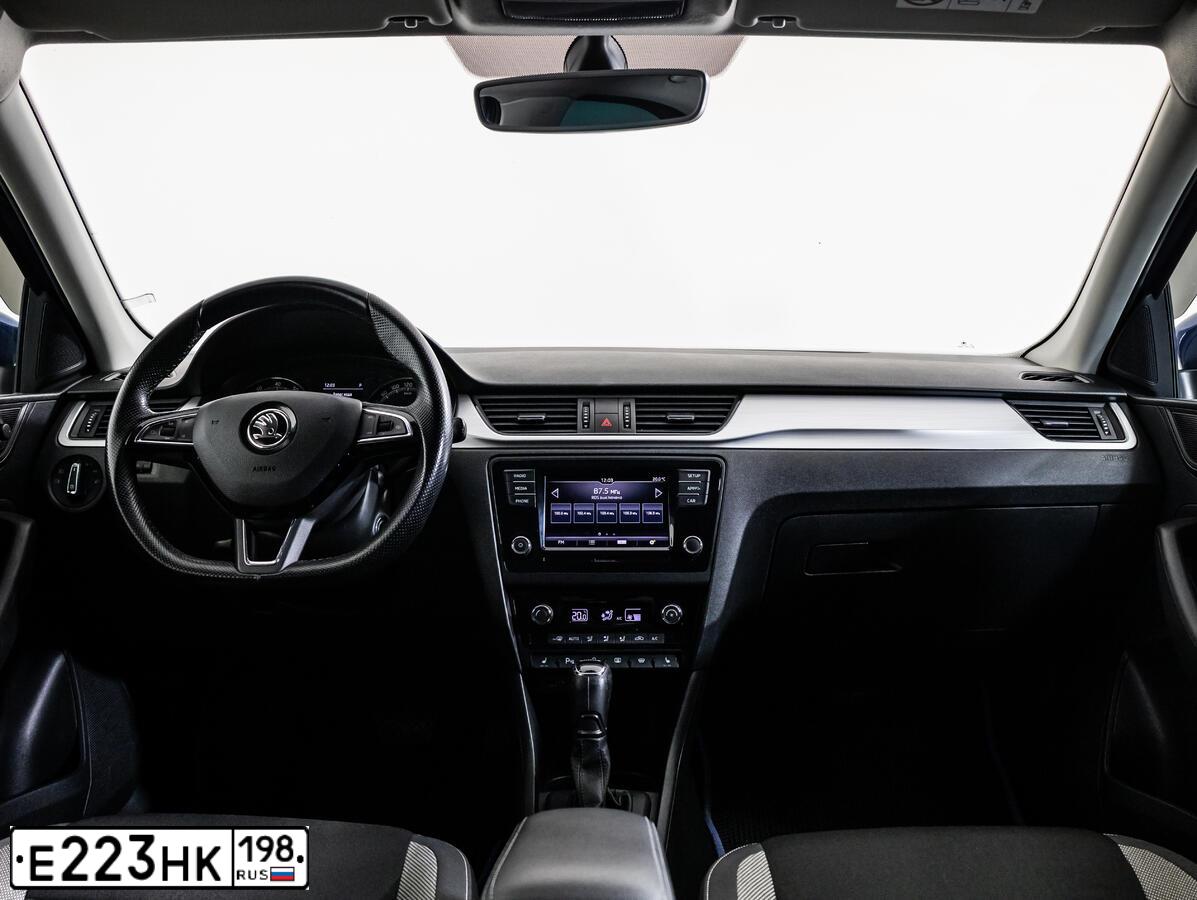 Фото автомобиля SKODA RAPID, 2019 — госномер Т249РЕ198. Цвет: синий
