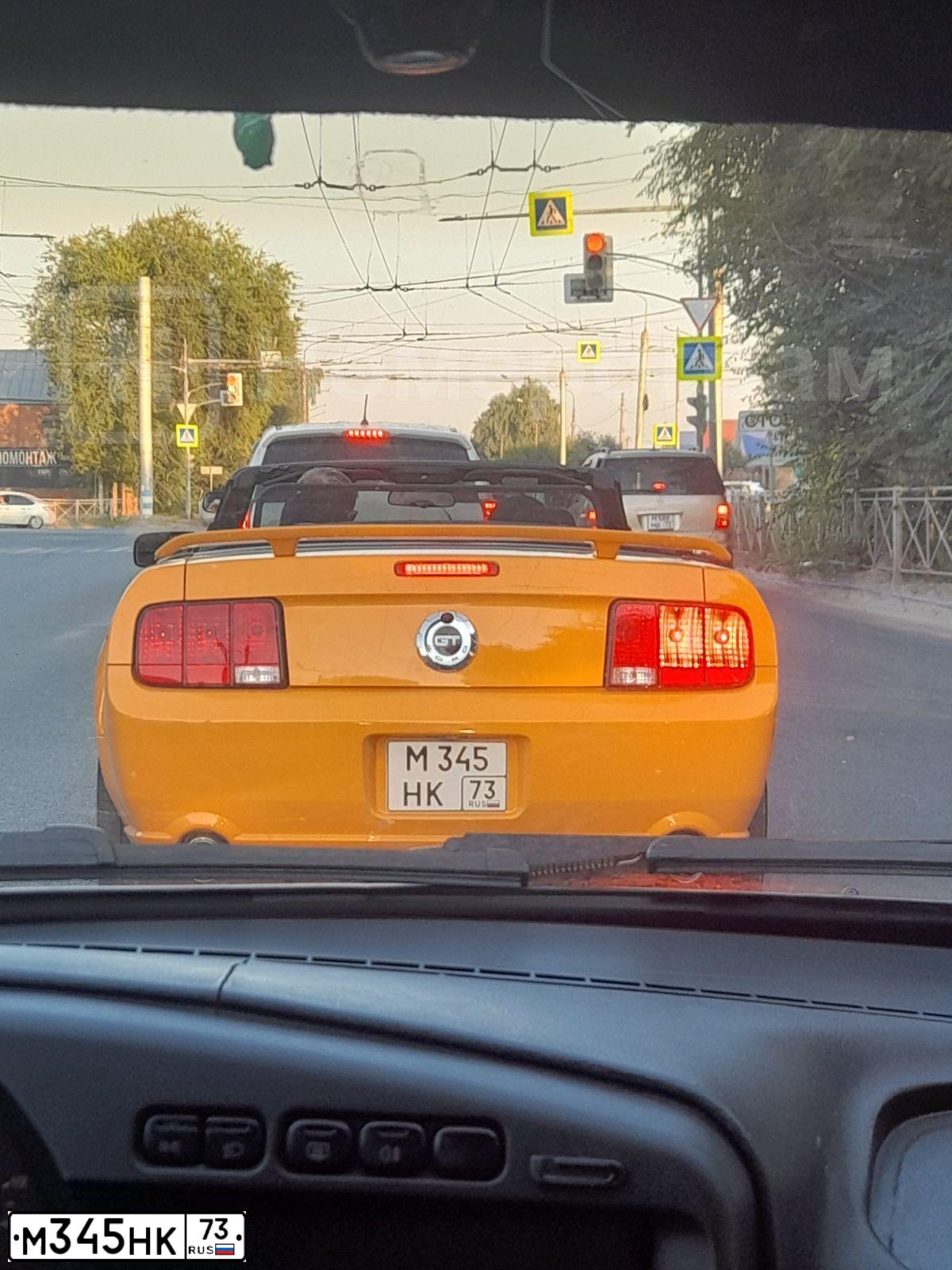 Фото автомобиля FORD MUSTANG, 2007 — госномер Х980ВР154. Цвет: Оранжевый