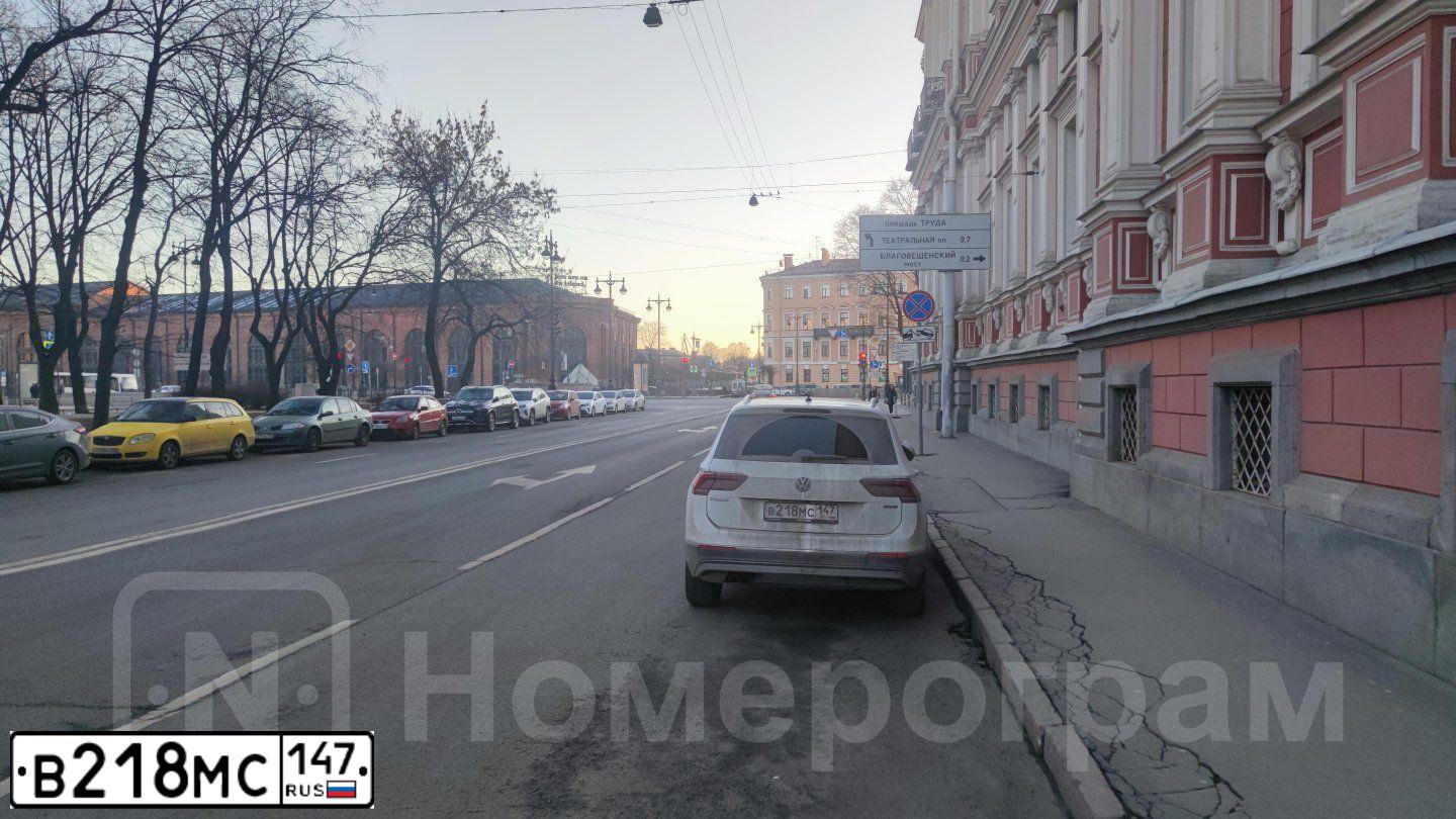 Фото автомобиля VOLKSWAGEN TIGUAN, 2018 — госномер В218МС147. Цвет: Белый
