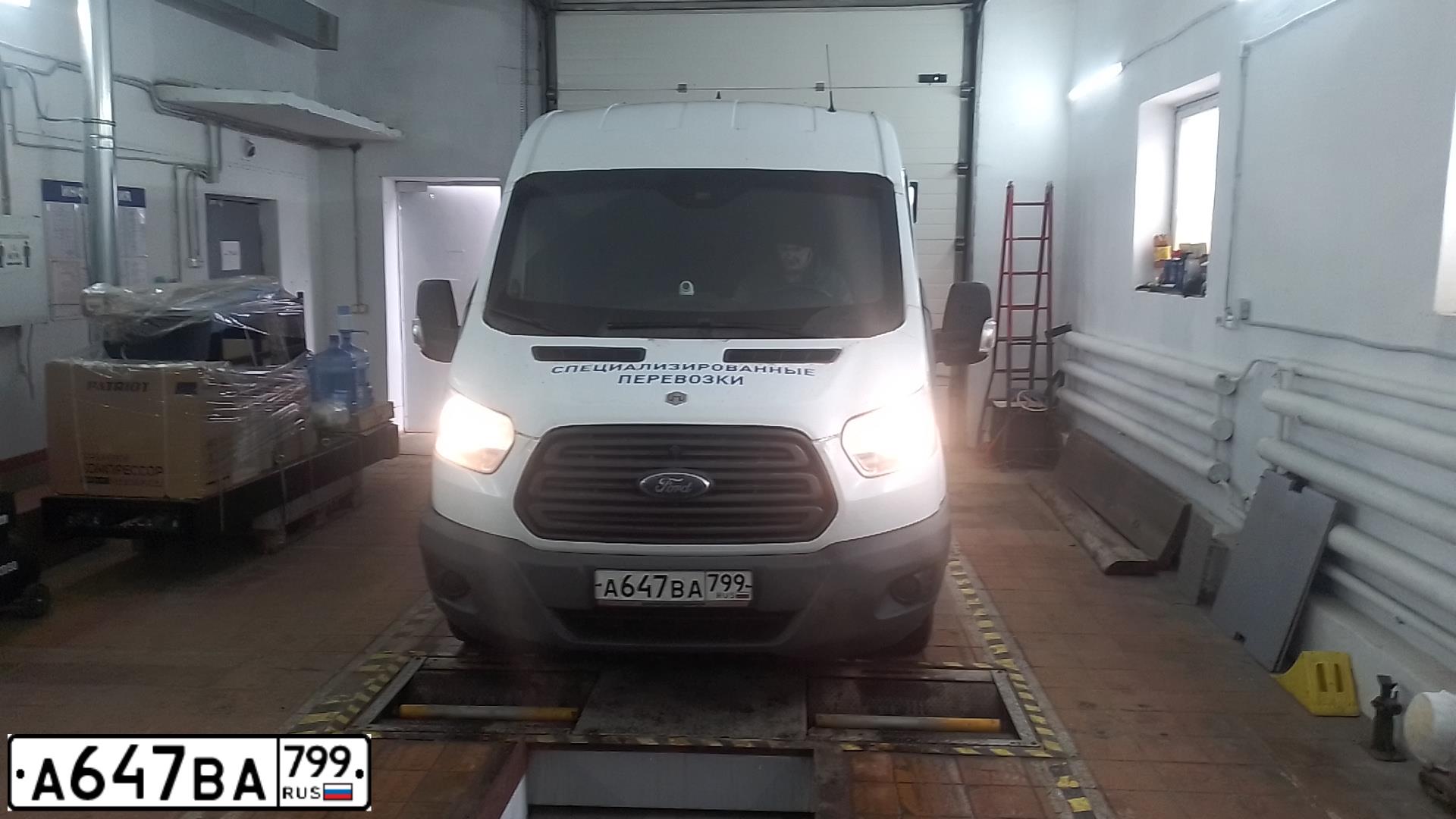Фото автомобиля FORD TRANSIT, 2017 — госномер А647ВА799. Цвет: БЕЛЫЙ