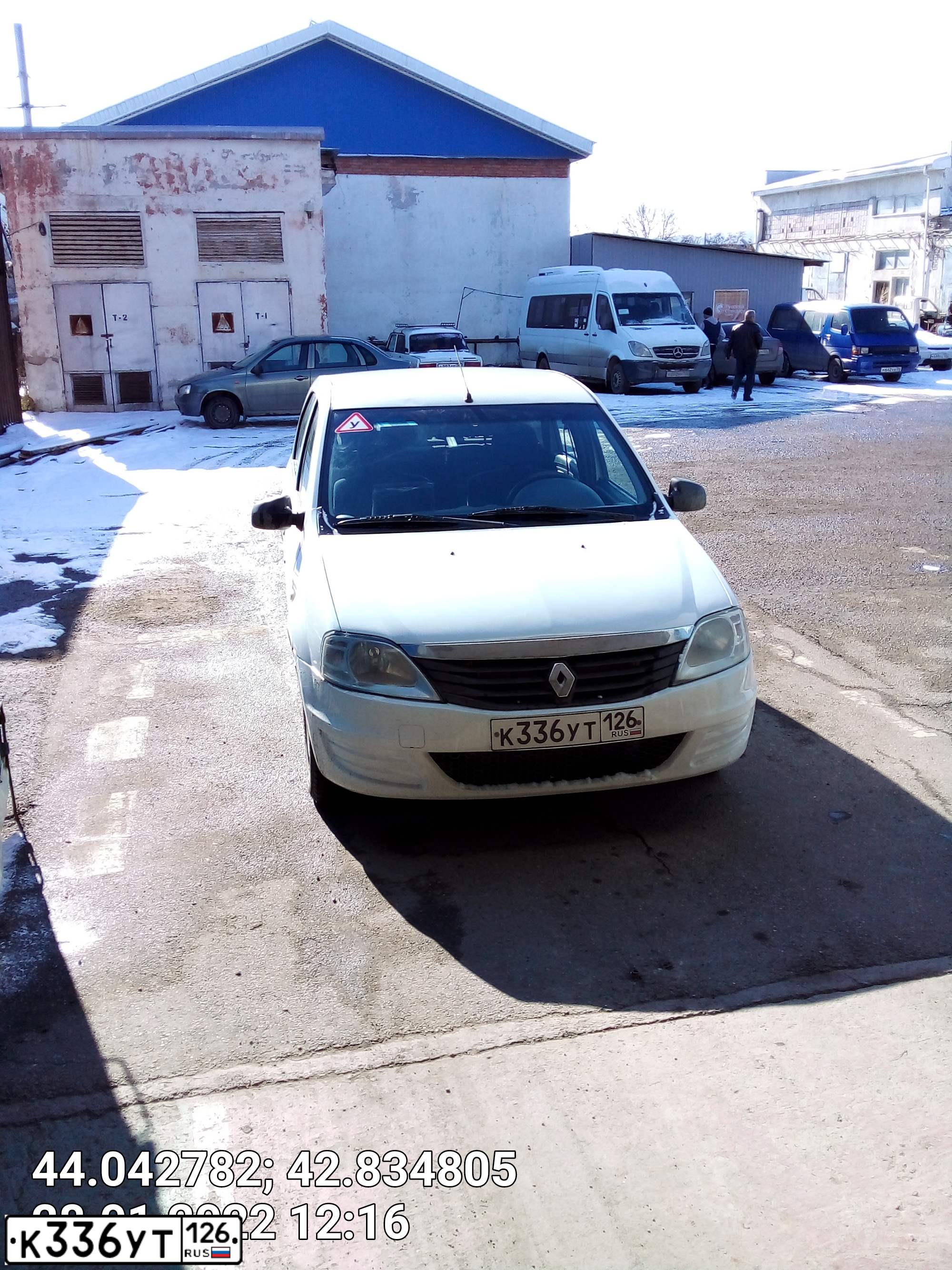 Фото автомобиля RENAULT LOGAN, 2012 — госномер М841АР126. Цвет: Белый