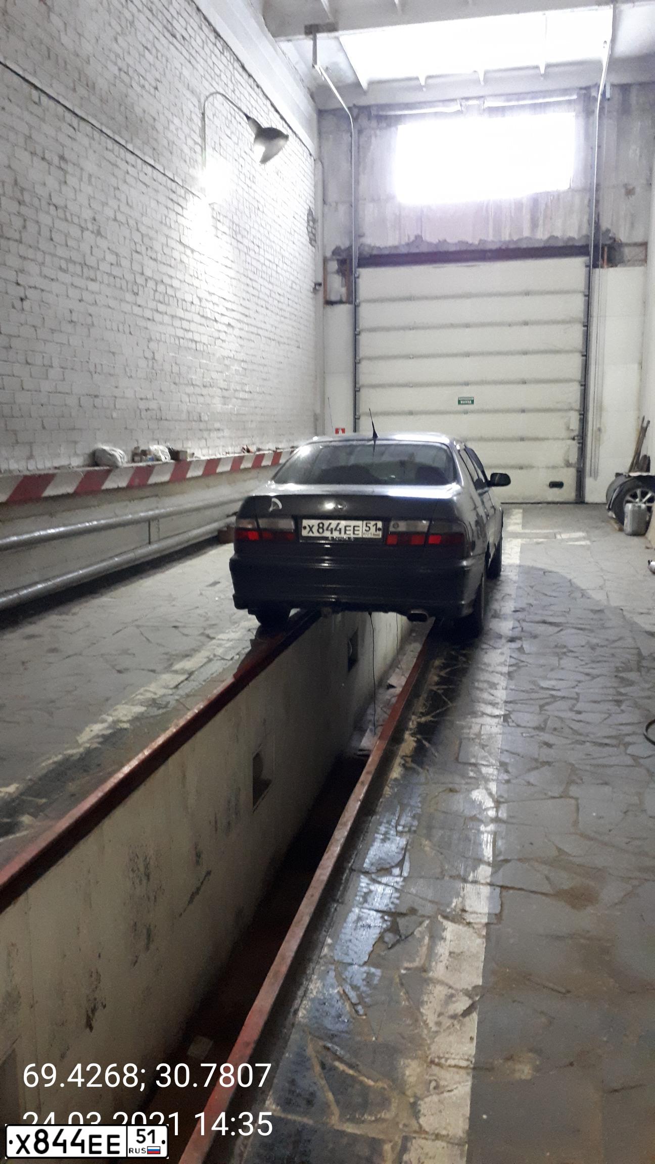 Фото автомобиля TOYOTA CARINA, 1995 — госномер Х844ЕЕ51. Цвет: СВЕТЛО-ЧЕРНЫЙ
