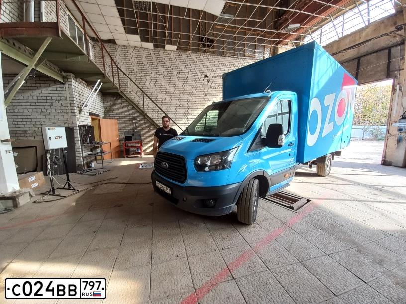 Фото автомобиля FORD TRANSIT, 2020 — госномер С024ВВ797. Цвет: синий