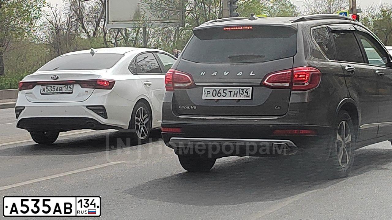 Фото автомобиля KIA RIO, 2013 — госномер Е535КК134. Цвет: Белый