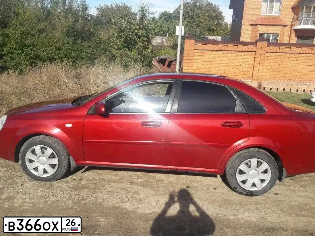Фото автомобиля CHEVROLET LACETTI, 2007 — госномер В366ОХ26. Цвет: Красный
