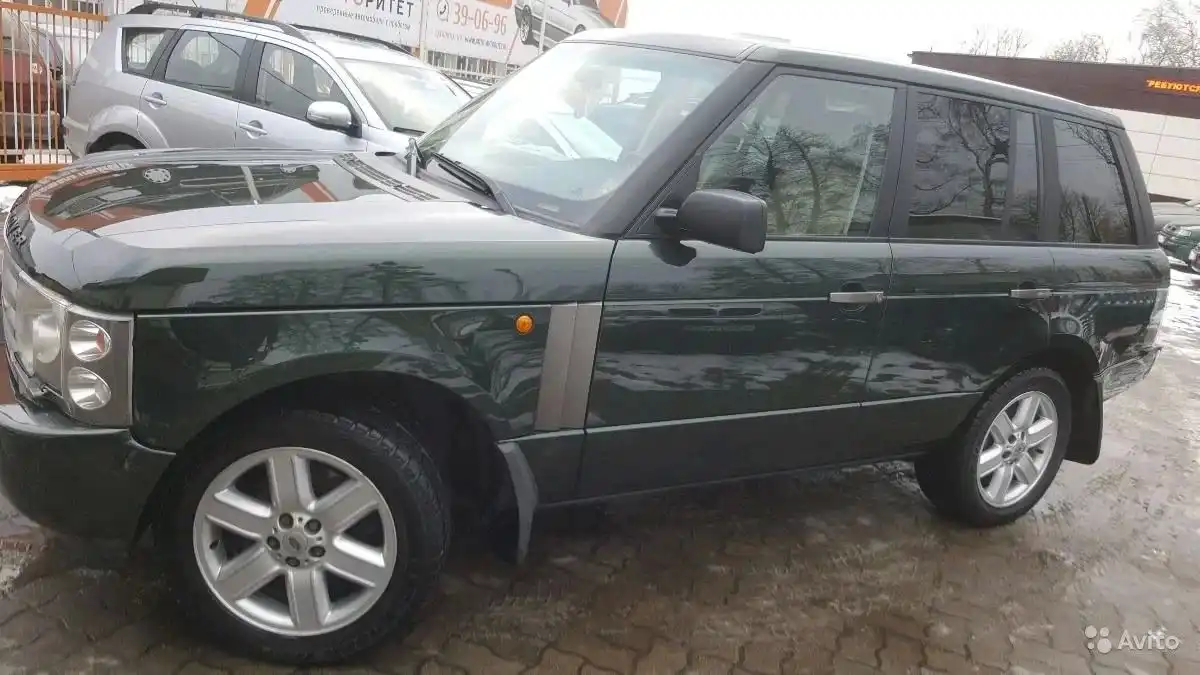 Фото автомобиля LANDROVER RANGE ROVER, 2004 — госномер С124НВ39. Цвет: Темно-зеленый