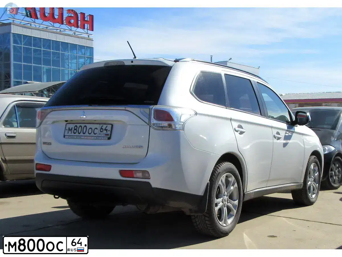 Фото автомобиля MITSUBISHI OUTLANDER, 2013 — госномер М800ОО64. Цвет: Белый