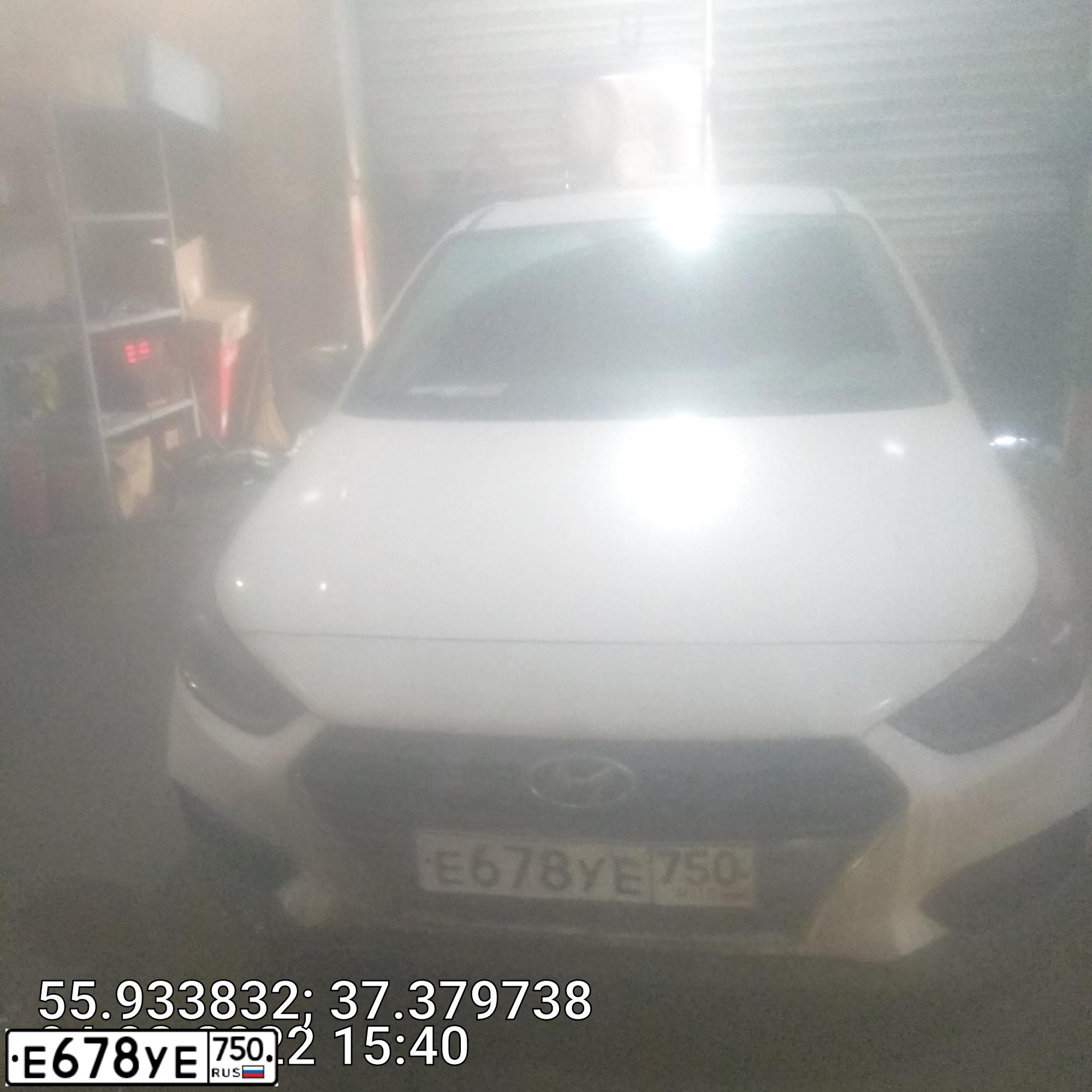 Фото автомобиля HYUNDAI SOLARIS, 2019 — госномер Е678УЕ750. Цвет: БЕЛЫЙ-ЖЕЛТЫЙ-СЕРЫЙ