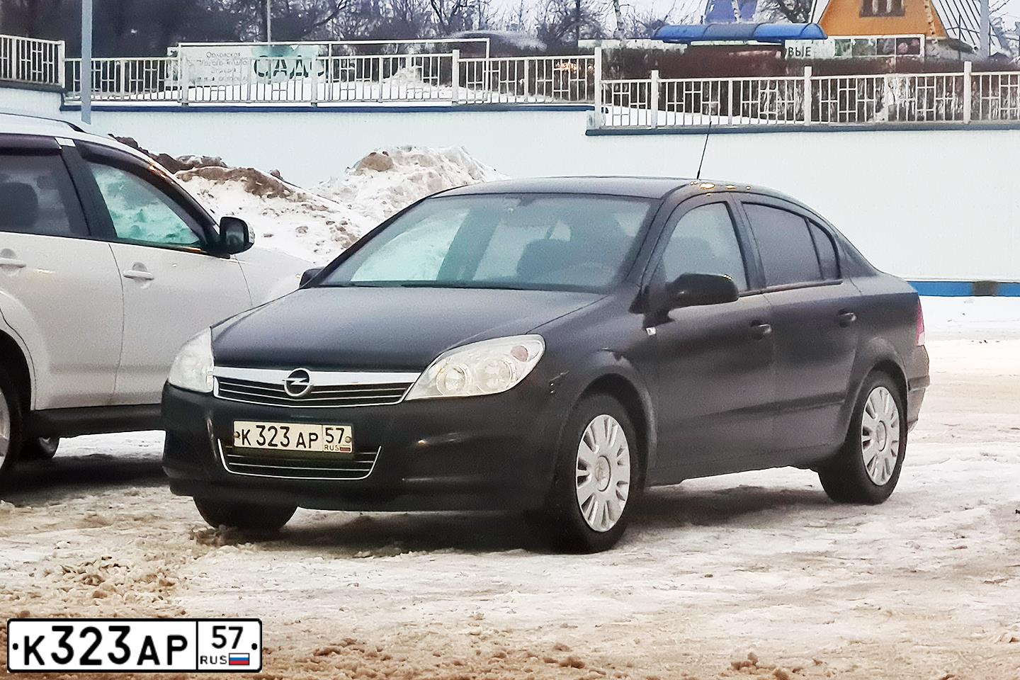 Фото автомобиля OPEL ASTRA, 2008 — госномер К323АР57. Цвет: ЧЕРНЫЙ