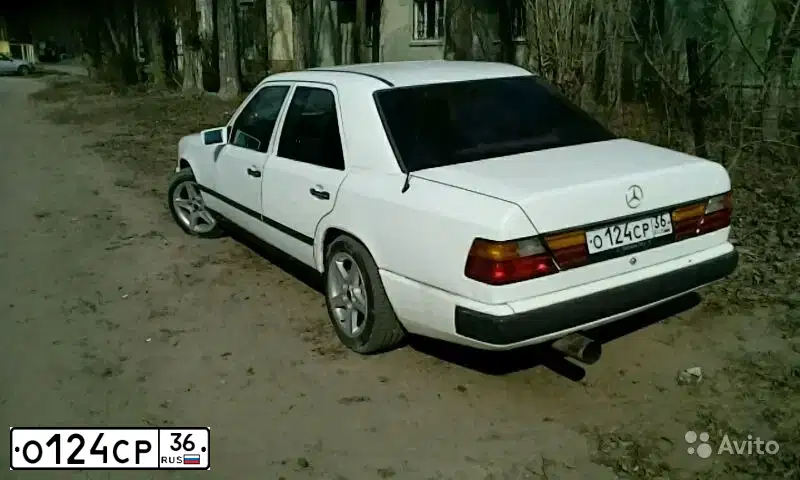 Фото автомобиля MERCEDES E-KLASSE, 1987 — госномер О456МА46. Цвет: Белый