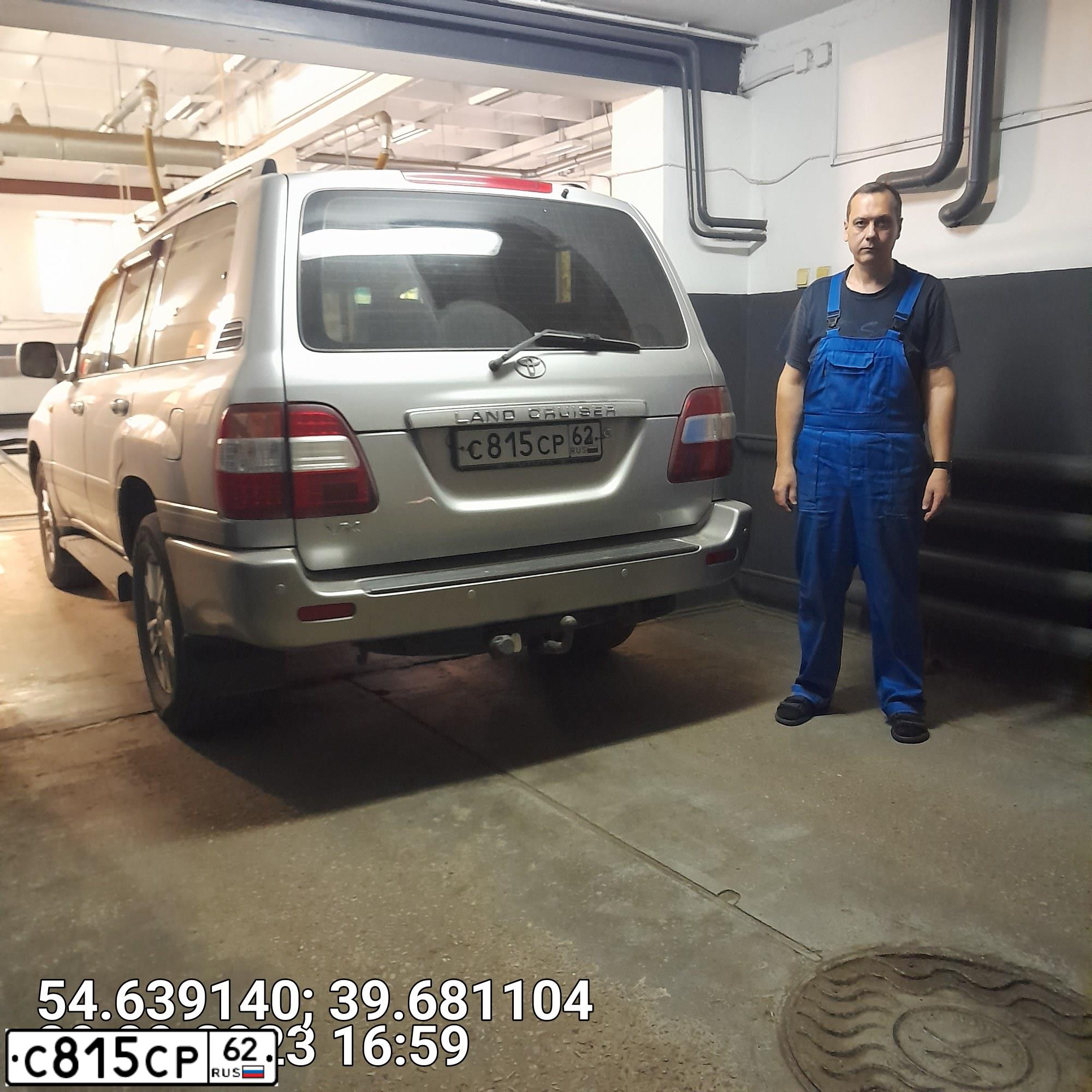 Фото автомобиля TOYOTA LAND CRUISER 100, 2007 — госномер К958КВ147. Цвет: Серебристый
