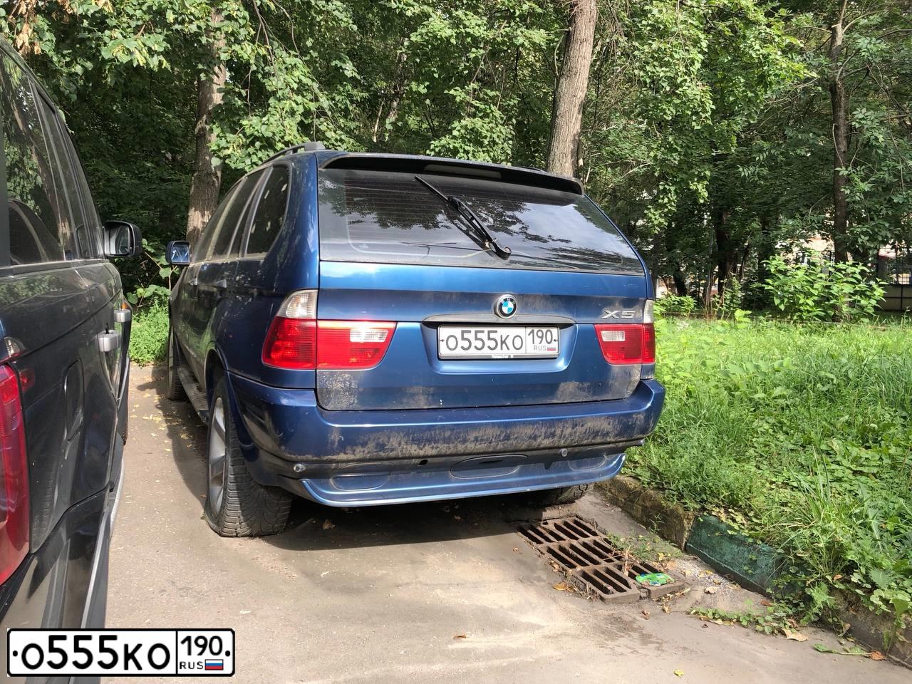 Фото автомобиля BMW X5, 2003 — госномер О555КО190. Цвет: СИНИЙ