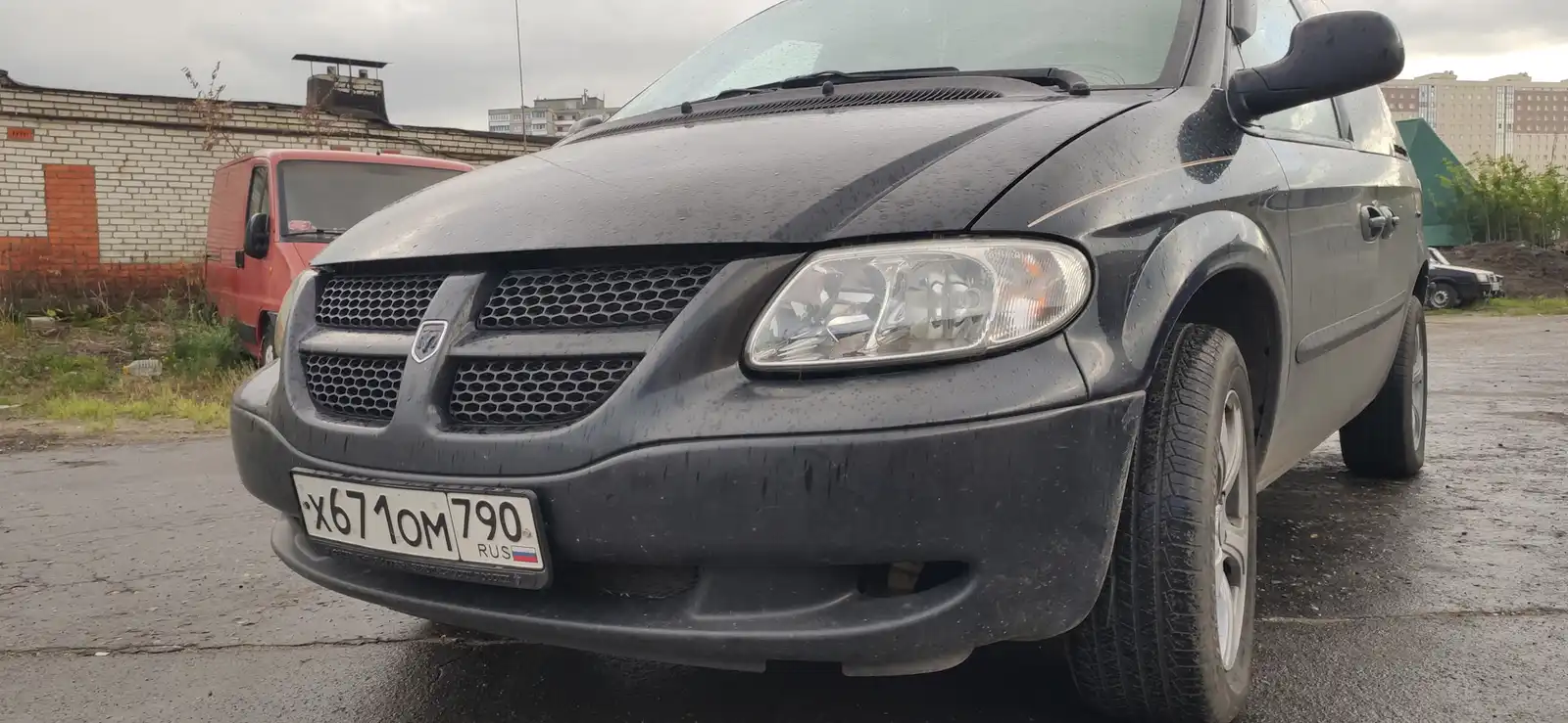 Фото автомобиля DODGE /GRAND/ CARAVAN, 2003 — госномер Н332ВН199. Цвет: ЧЕРНЫЙ