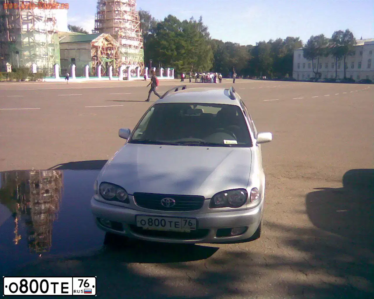 Фото автомобиля TOYOTA COROLLA, 2000 — госномер О800ТЕ76. Цвет: СВЕТЛО-СЕРЫЙ