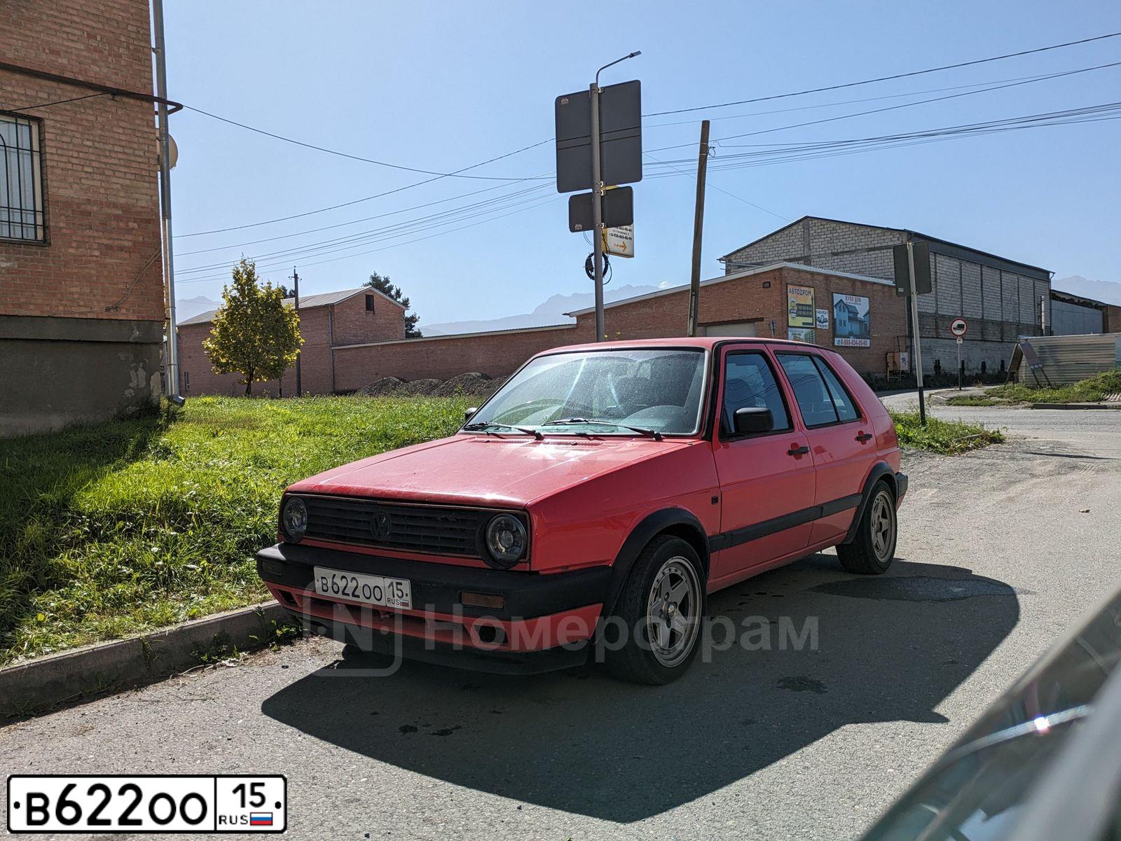 Фото автомобиля VOLKSWAGEN GOLF, 1987 — госномер В622ОО15. Цвет: Красный