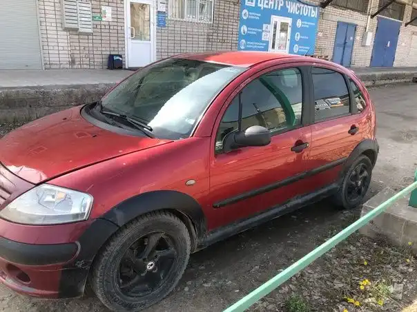 Фото автомобиля CITROEN C3, 2003 — госномер М857ТТ35. Цвет: КРАСНЫЙ(ВИШНЕВЫЙ)