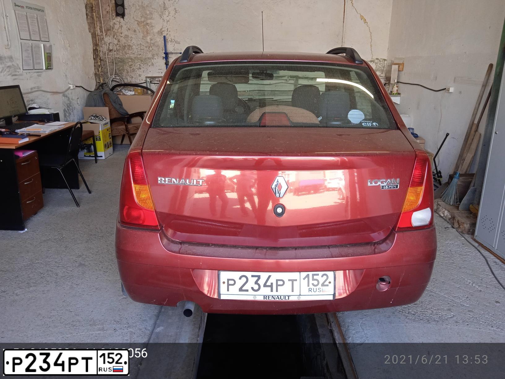 Фото автомобиля RENAULT LOGAN, 2009 — госномер Р234РТ152. Цвет: Красный