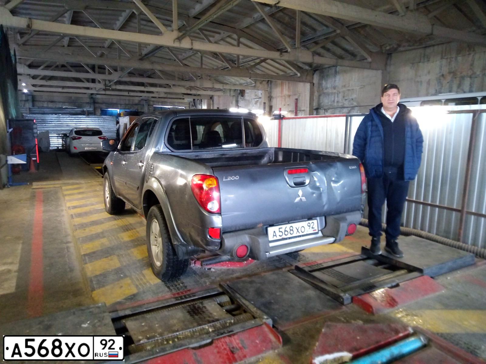 Фото автомобиля MITSUBISHI L 200, 2010 — госномер А568ХО92. Цвет: Серый