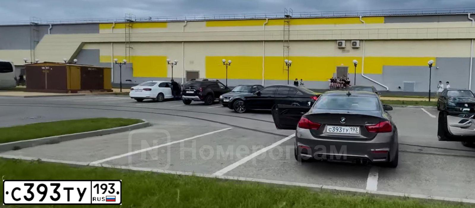 Фото автомобиля BMW M4, 2017 — госномер В335РТ797. Цвет: бронзовый