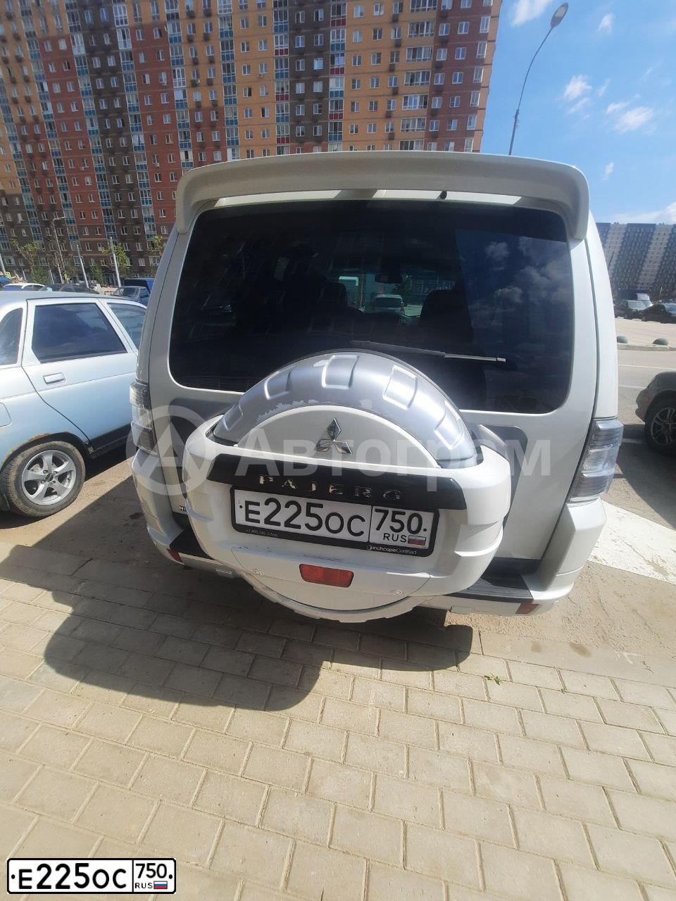 Фото автомобиля MITSUBISHI PAJERO, 2013 — госномер Н246ЕХ774. Цвет: Белый