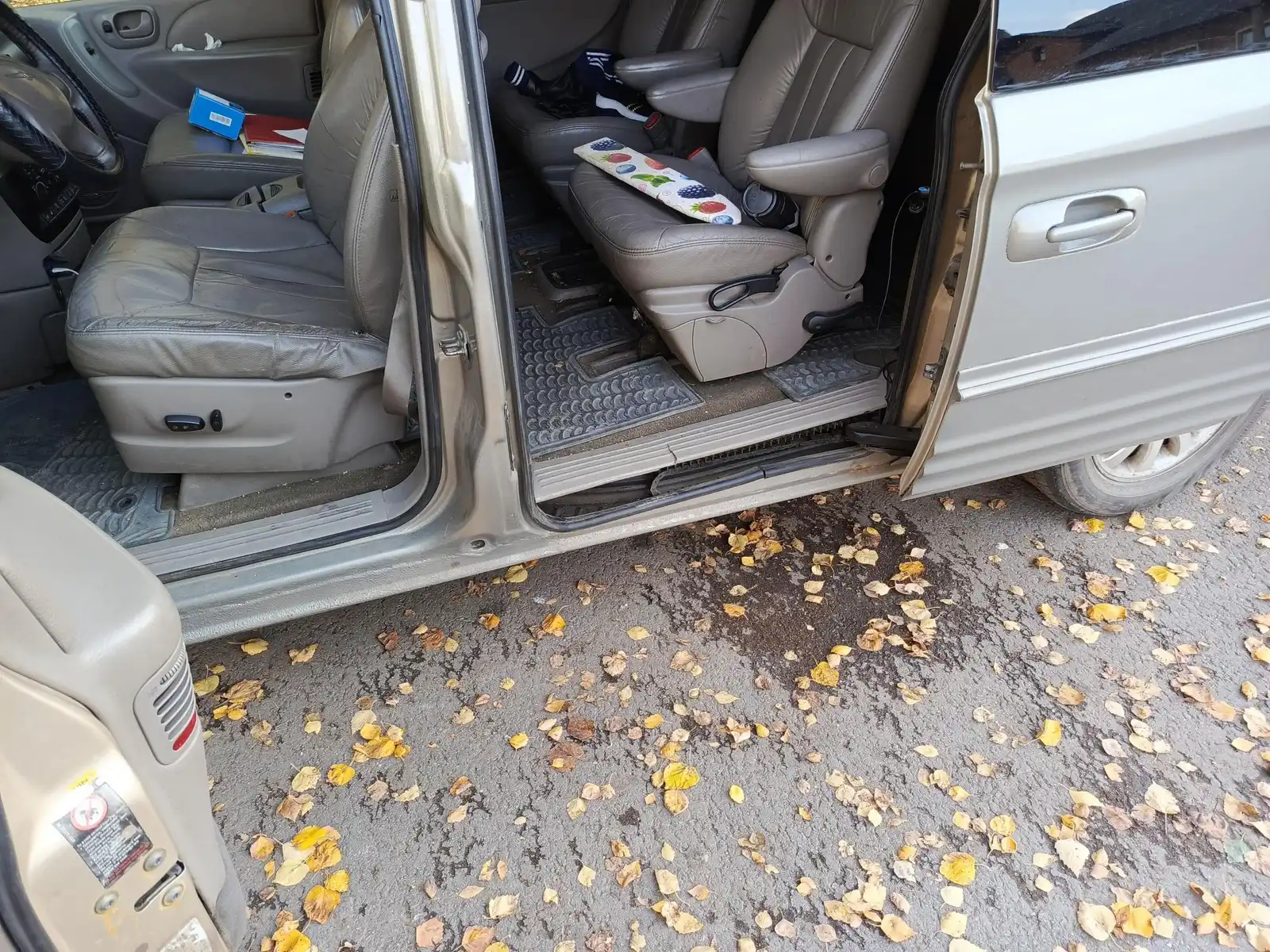 Фото автомобиля CHRYSLER TOWN &amp; COUNTRY, 2001 — госномер Х777АМ18. Цвет: Серебристо золотистый