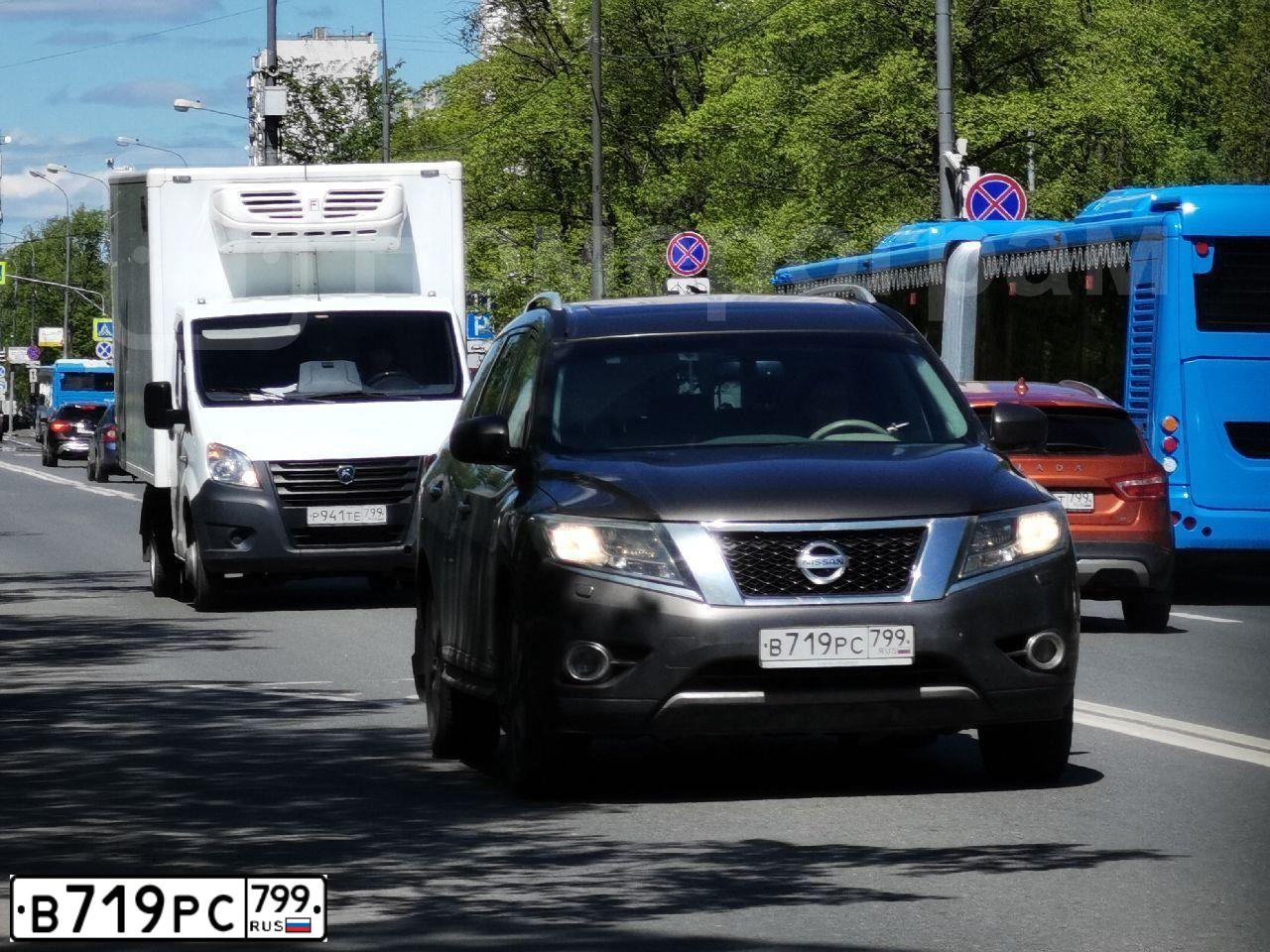 Фото автомобиля NISSAN PATHFINDER, 2014 — госномер В719РС799. Цвет: Коричневый