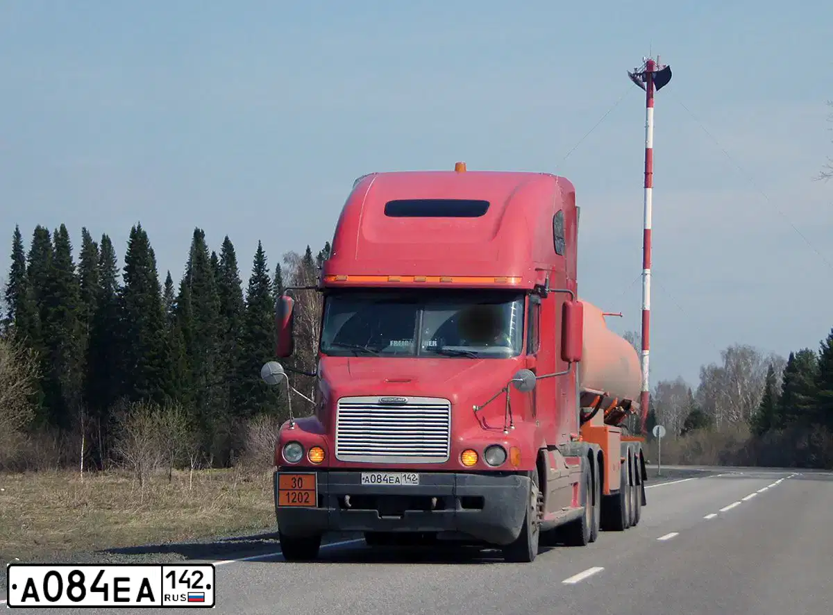 Фото автомобиля FREIGHTLINER CENTURY S/T, 2001 — госномер К808ХТ70. Цвет: КРАСНЫЙ