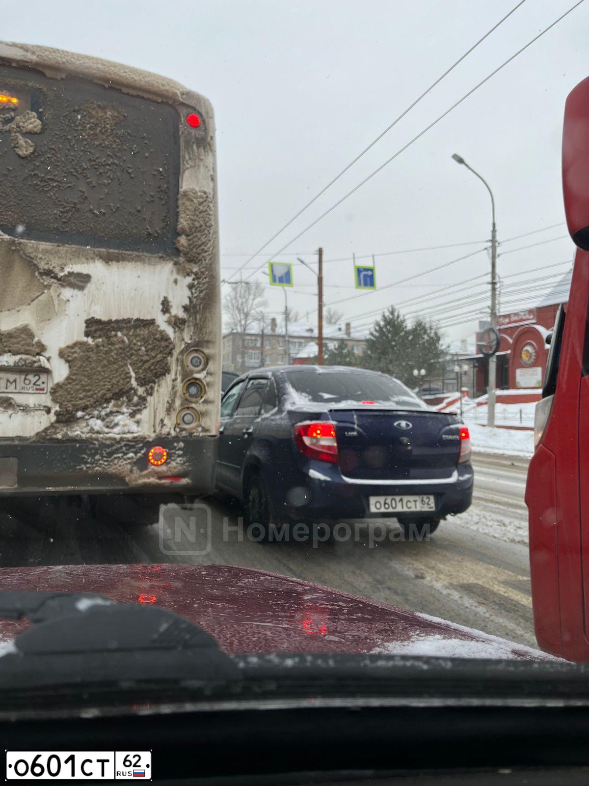 Фото автомобиля LADA 2190 GRANTA, 2015 — госномер О601СТ62. Цвет: синий