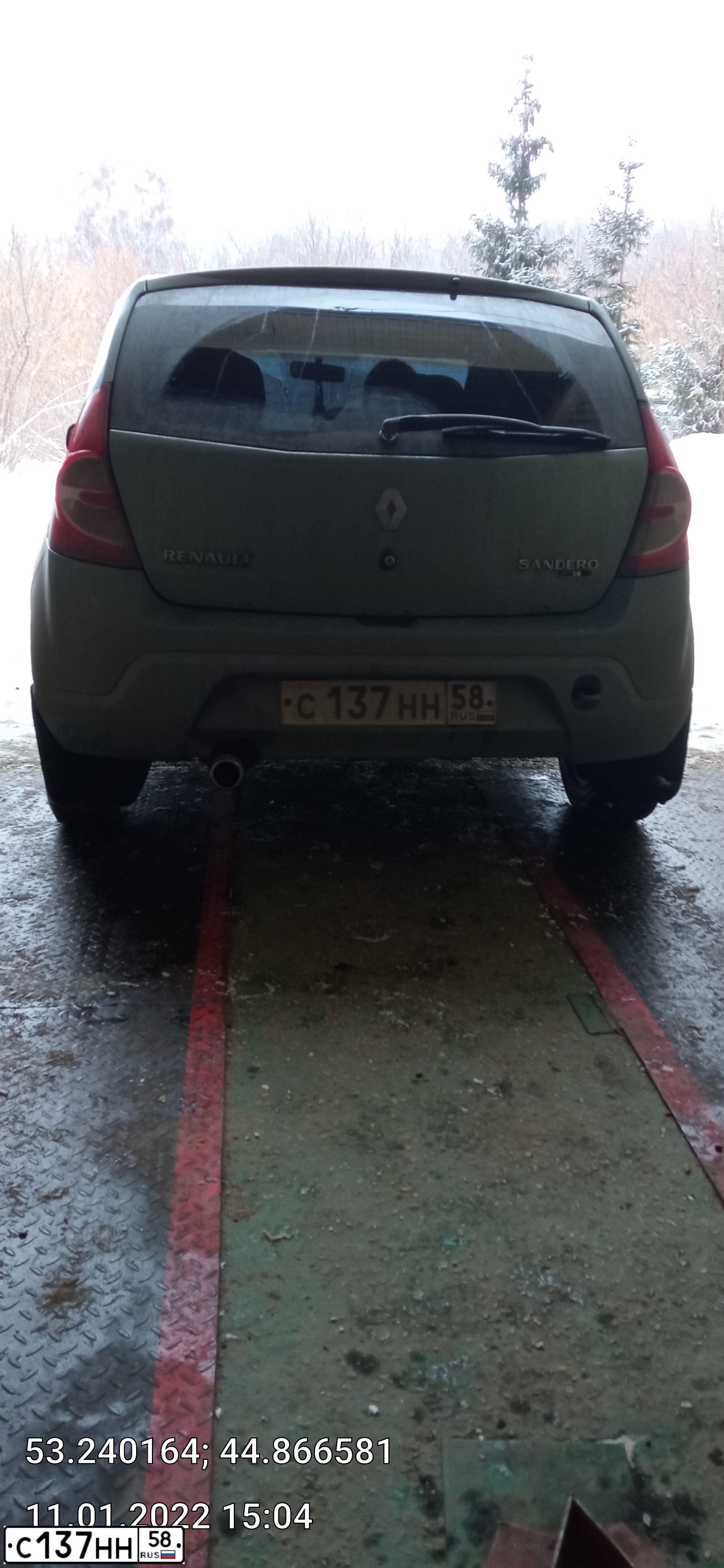 Фото автомобиля RENAULT SANDERO, 2010 — госномер С137НН58. Цвет: синий