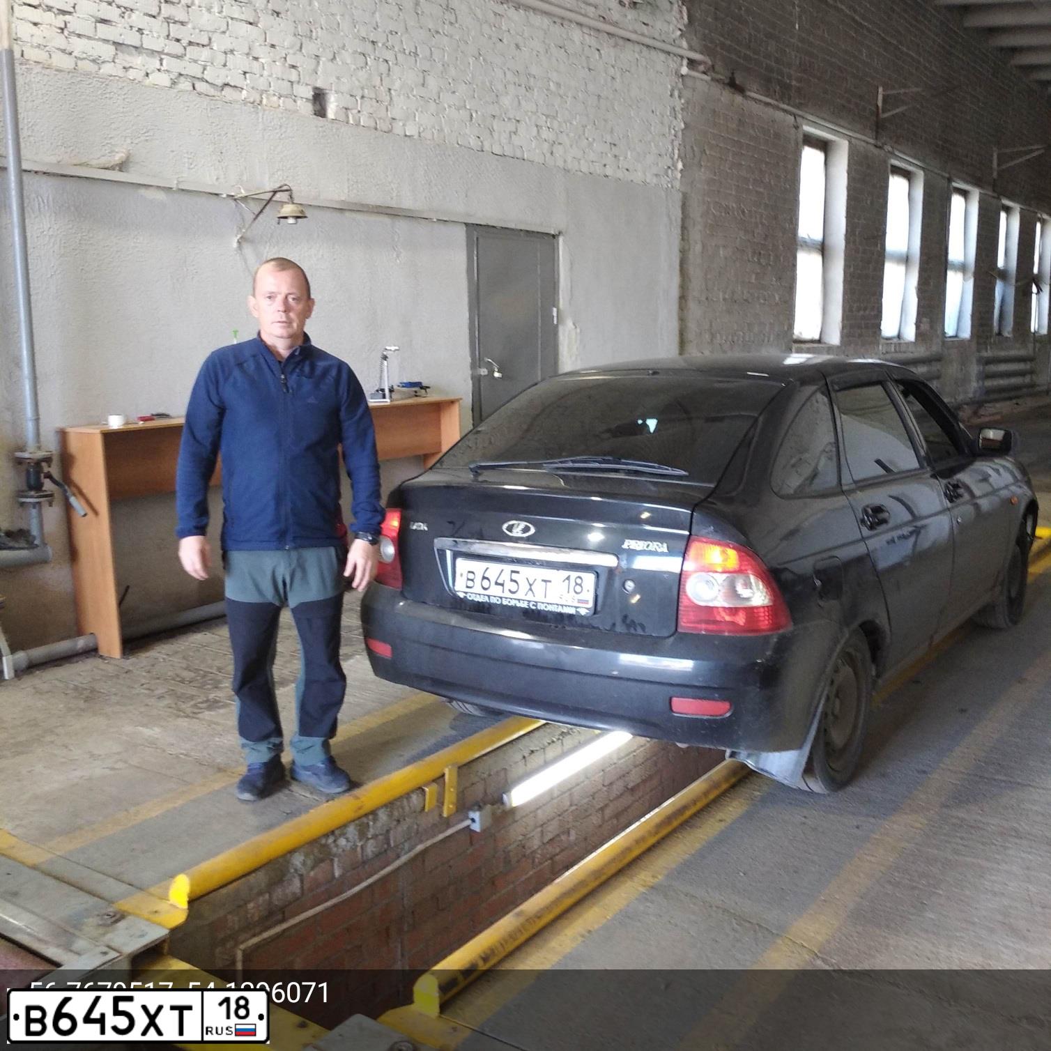Фото автомобиля LADA 2172 PRIORA, 2008 — госномер В645ХТ18. Цвет: Темно-зеленый