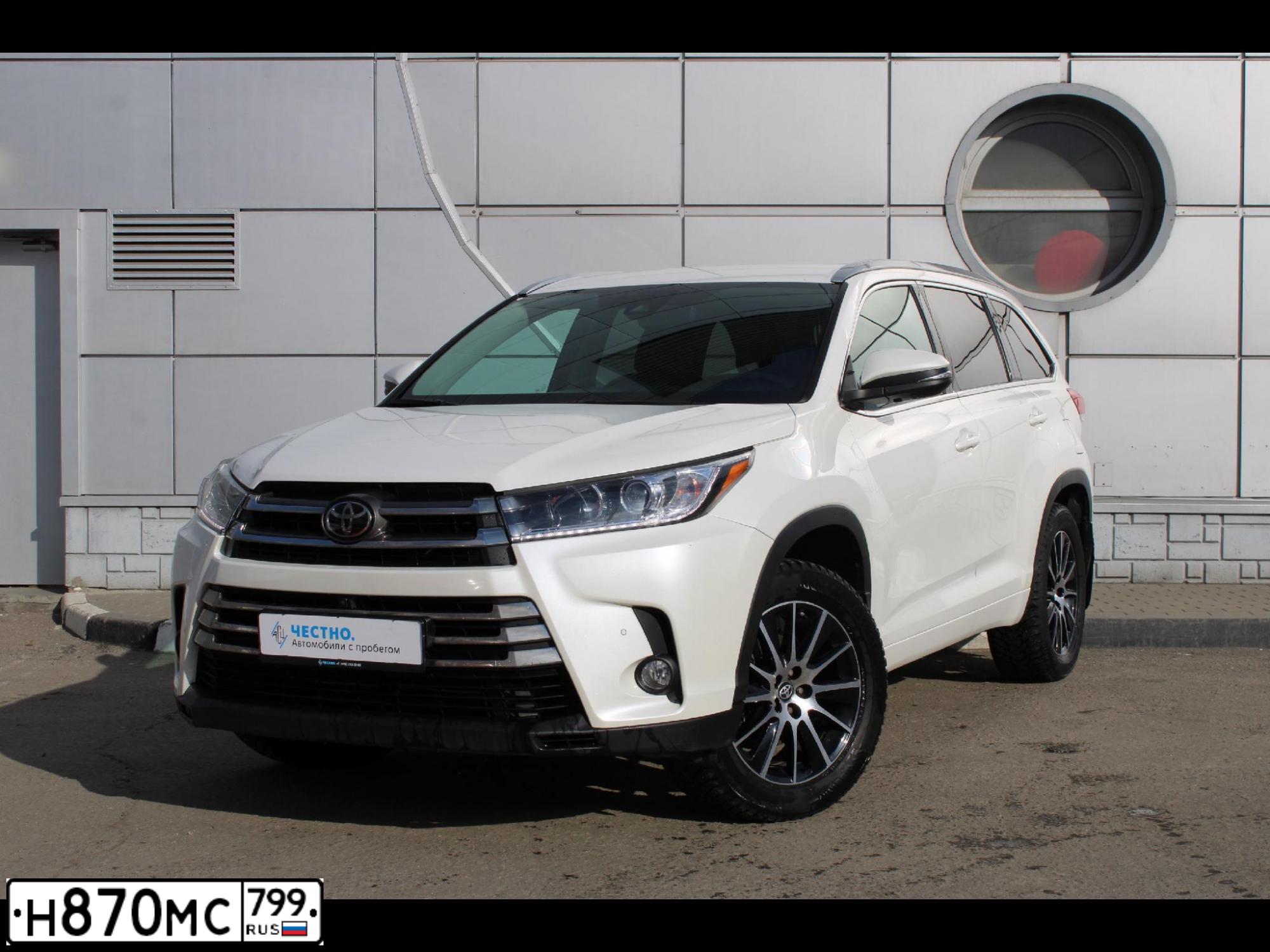 Фото автомобиля TOYOTA HIGHLANDER, 2018 — госномер О595ММ799. Цвет: Белый
