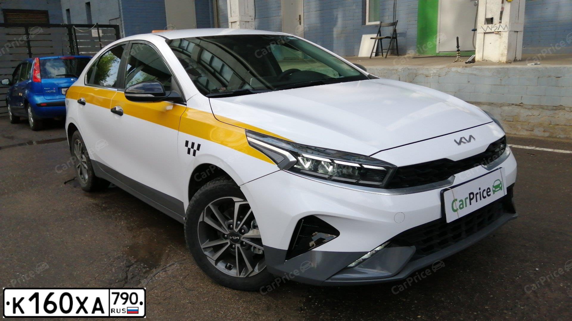 Фото автомобиля KIA CERATO, 2022 — госномер К160ХА790. Цвет: БЕЛЫЙ-ЖЕЛТЫЙ-СЕРЫЙ
