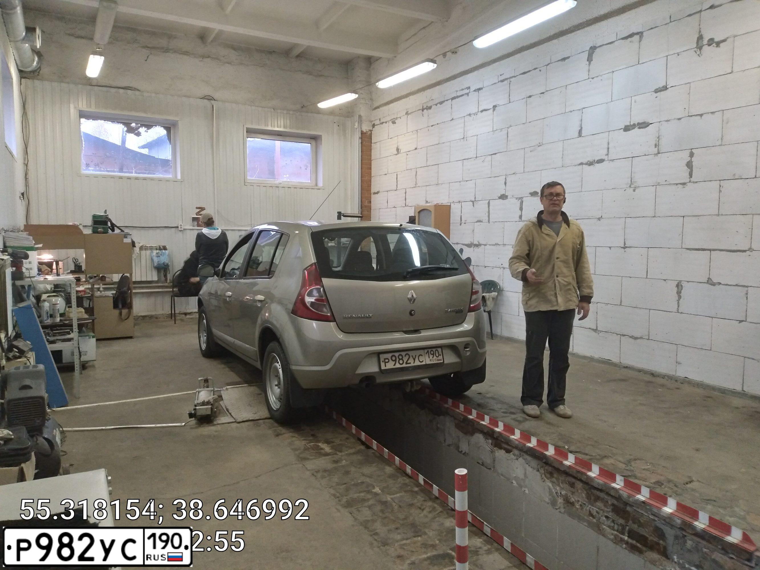 Фото автомобиля RENAULT SANDERO, 2012 — госномер Р982УС190. Цвет: БЕЖЕВЫЙ