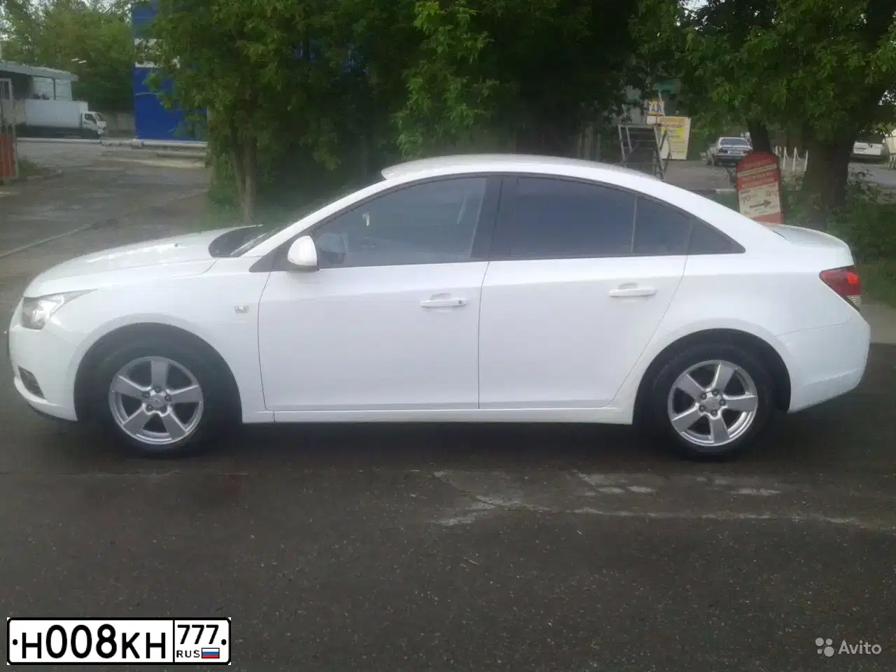 Фото автомобиля CHEVROLET CRUZE, 2010 — госномер Н008КН777. Цвет: Белый